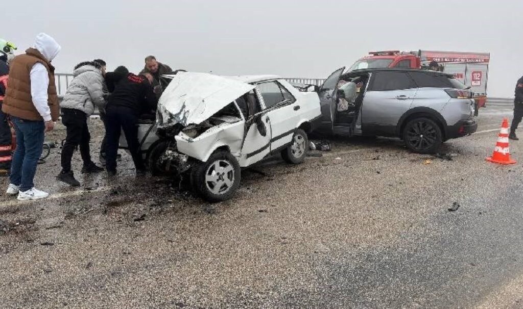 iki otomobil kafa kafaya carpisti olu ve yaralilar var xik8vLlY