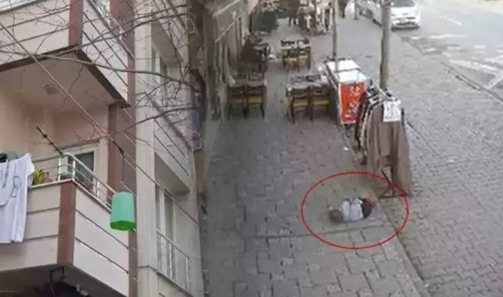 iki yasindaki cocuk balkondan asagiya dustu gKIHm7Zq