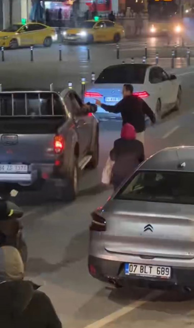 istanbul sancaktepede yol kavgasi yumruklar havada ucustu 0 7IiWfrjX