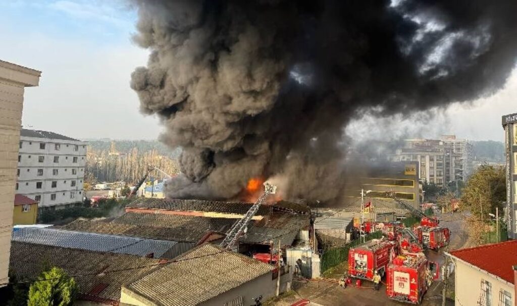 istanbulda buyuk fabrika yangini patlama sesleri duyuldu ZMp7BidA