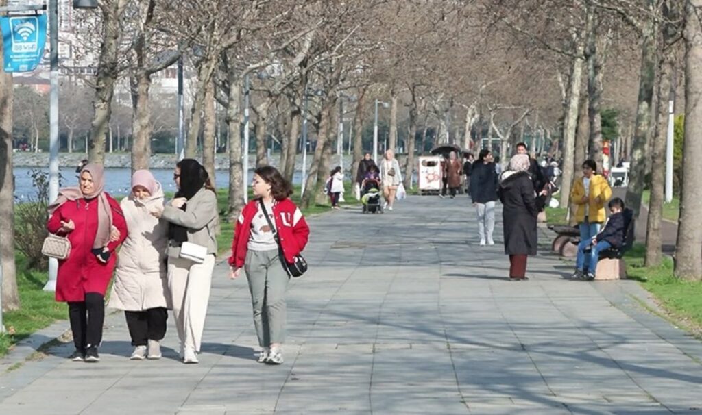 İstanbul'da güneşli havayı fırsat bilenler sahilleri doldurdu 2 istanbulda gunesli havayi firsat bilenler sahilleri doldurdu 85uymk6p