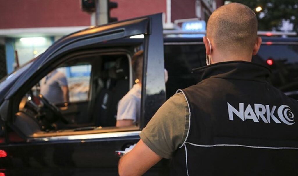istanbulda torbacilara uyusturucu baskini 5 zanli yakalandi kUQgTv81