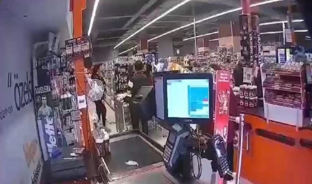 isten cikarilan market calisani ortaligi birbirine katti bN9ALEEe