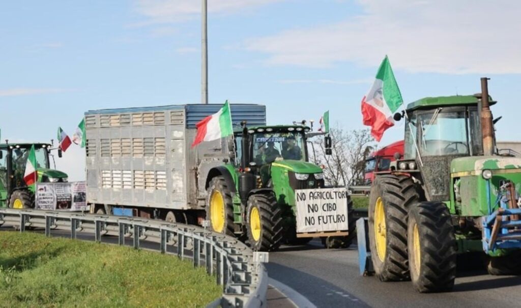 İtalya'da çiftçiler, hükümeti protesto etti 1 italyada ciftciler hukumeti protesto etti OcugVtlW