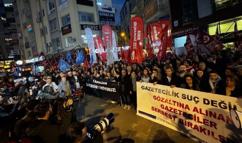 İzmir Emek ve Demokrasi Güçleri bileşenlerinden gazetecilerin gözaltına alınmasına tepki... "Gazetecilik suç değildir, gözaltına alınan gazeteciler serbest bırakılsın" 5 izmir emek ve demokrasi gucleri bilesenlerinden gazetecilerin gozaltina alinmasina tepki gazetecilik suc degildir gozaltina ksrQuVig