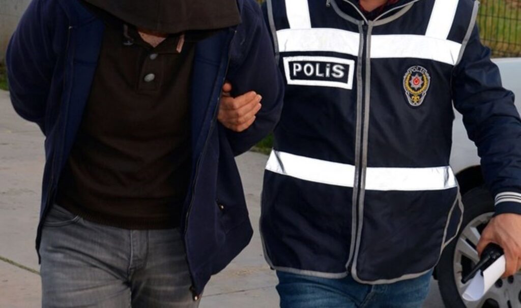 izmirde bicakli kavga 1 kisi yaralandi gozaltilar var 94CcYqHs