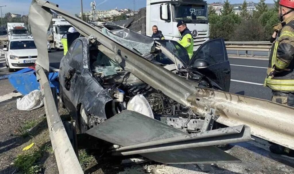 izmit istikameti kilitlendi tem otoyolunda otomobil bariyerlere girdi 1i agir 4 yarali HwKaFkRt