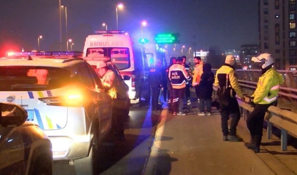 Kağıthane D-100'de bariyerlere çarpan motosiklet sürücüsü hayatını kaybetti 6 kagithane d 100de bariyerlere carpan motosiklet surucusu hayatini kaybetti CDlvYhKh