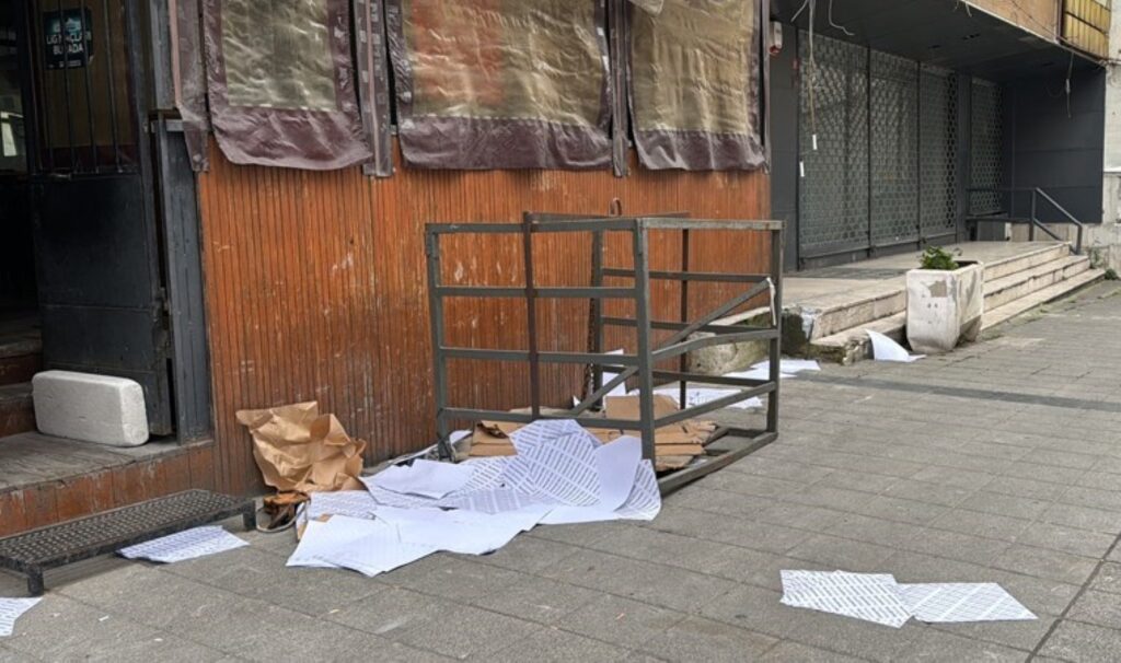 Kağıthane'de bir garip olay: Bina sahibinin kafasına caraskal düştü 2 kagithanede bir garip olay bina sahibinin kafasina caraskal dustu hKUINKuT