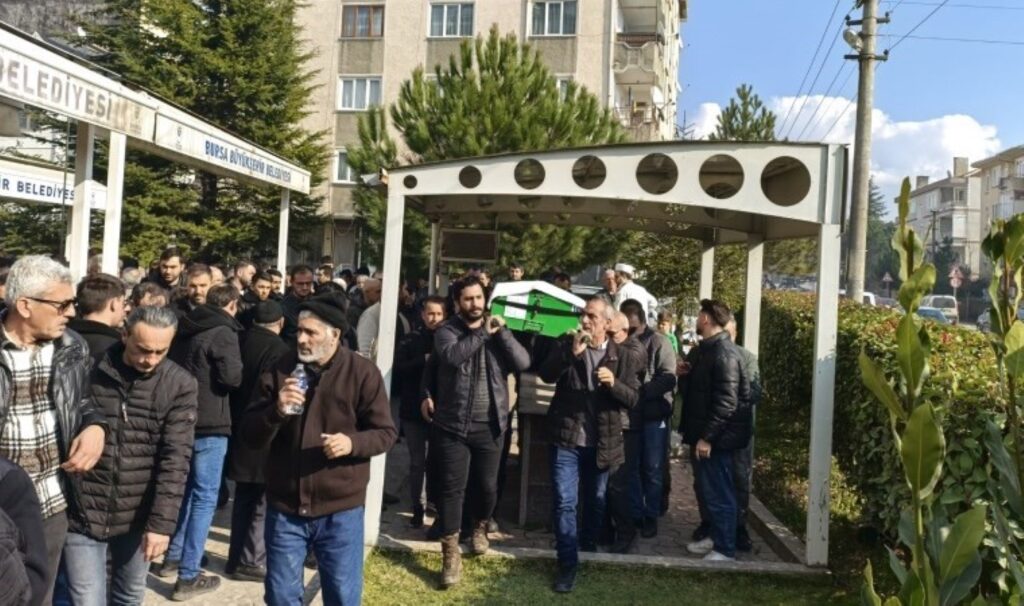 kalp krizi geciren cift bir gun arayla hayatini kaybetti QGpgYwO4