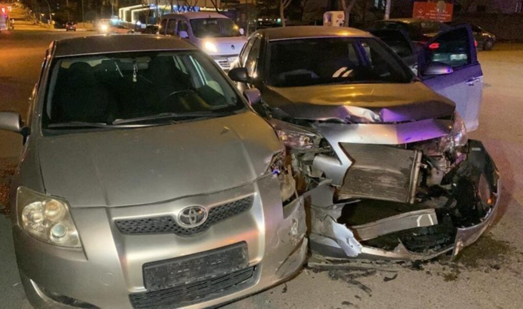 karamanda iki otomobil carpisti 2 yarali SbKiXTVO