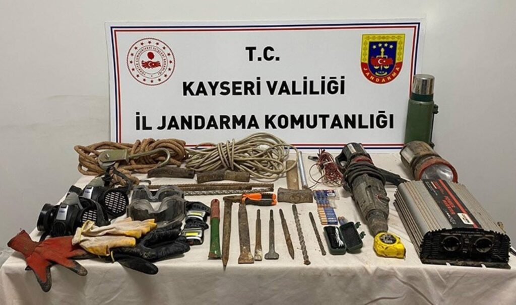 Kayseri'de kaçak kazıya suçüstü: Sit alanı tümülüste define arayan 4 kişi yakalandı 9 kayseride kacak kaziya sucustu sit alani tumuluste define arayan 4 kisi yakalandi TLSu8PsV