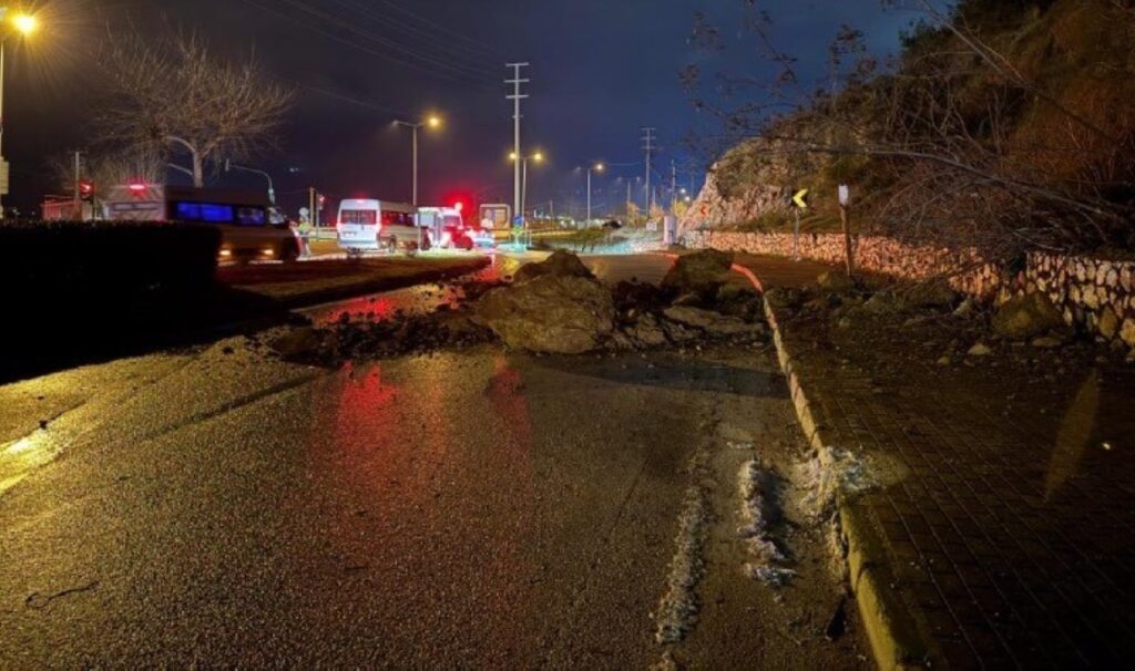 kestelde heyelan yol trafige kapandi rv6ZWgsS