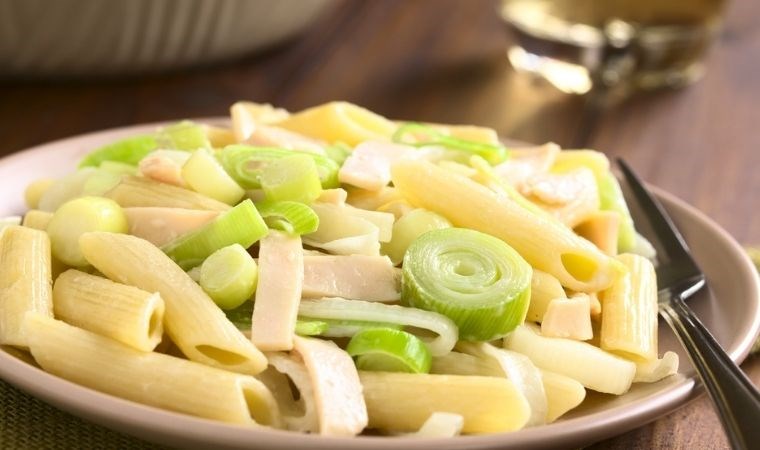 klasik makarna tariflerine saglikli bir dokunus pirasali makarna tarifi 0 K39Tqfgl