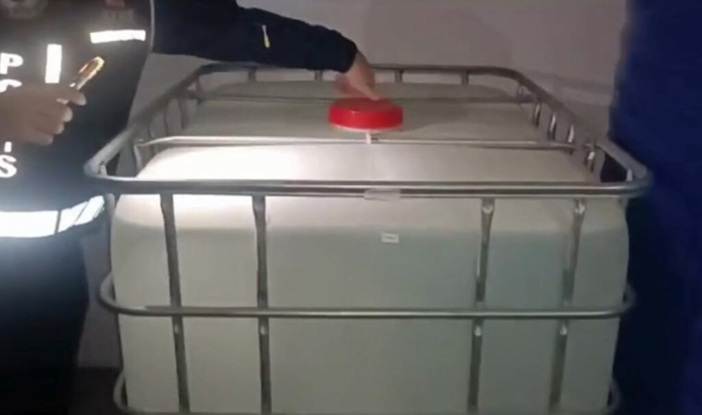 KOM ekiplerinden Aydın'da eş zamanlı 'etil alkol' operasyonu: Tam 9 ton... 8 kom ekiplerinden aydinda es zamanli etil alkol operasyonu tam 9 ton XcvzNJpB