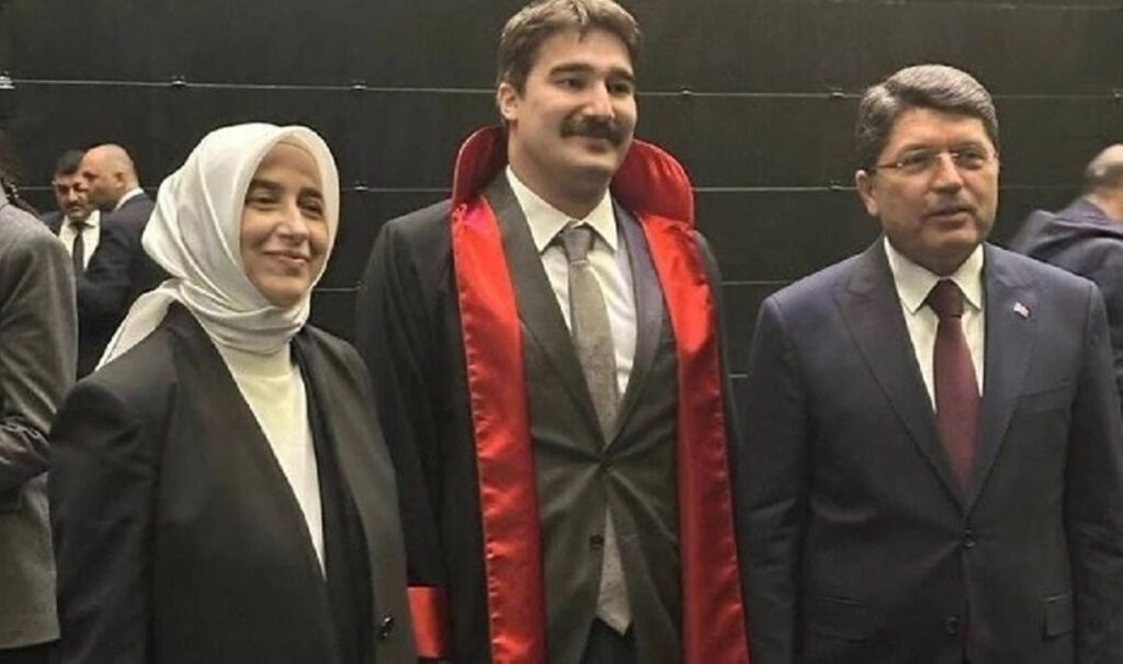 Kura çekiminde Erdoğan'la diyaloğu gündem olmuştu: AKP'li Özlem Zengin, yeğenini Adalet Bakanı'yla da tanıştırmış! 2 kura cekiminde erdoganla diyalogu gundem olmustu akpli ozlem zengin yegenini adalet bakaniyla da tanistirmis LF6QlHtb