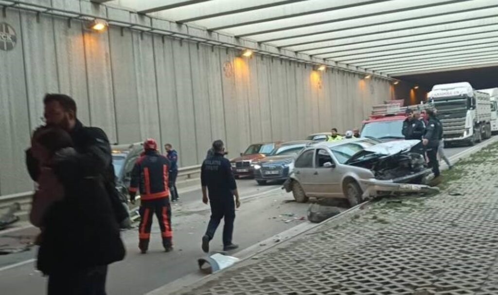 malatyada 4 arac birbirine girdi 7 yarali ObO9qJTY