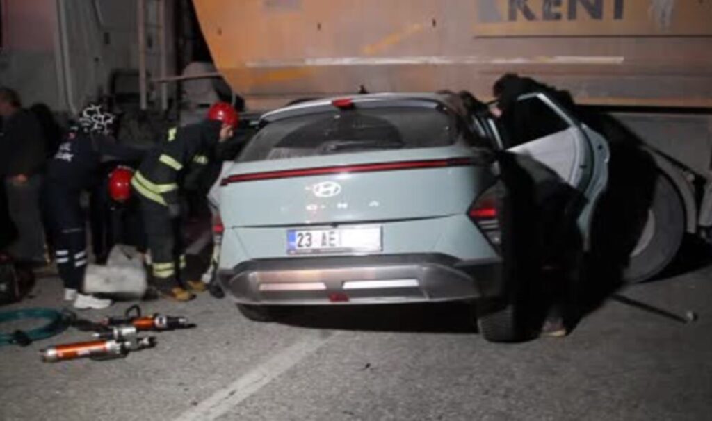 Manisa Kula'da iki araç hafriyat kamyonuna çarptı! Ölü ve yaralılar var... 5 manisa kulada iki arac hafriyat kamyonuna carpti olu ve yaralilar var 4HeNvERi