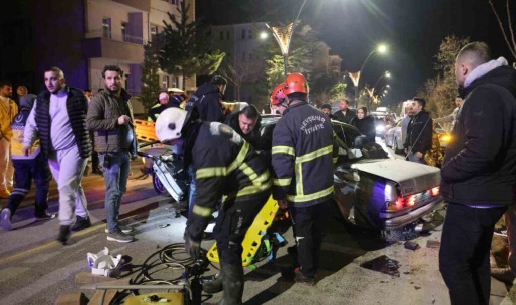 Nevşehir'de iki Mercedes birbirine girdi: Yaralıların yakınları ambulansa ve itfaiyeye saldırdı! 10 nevsehirde iki mercedes birbirine girdi yaralilarin yakinlari ambulansa ve itfaiyeye saldirdi I7689pTT