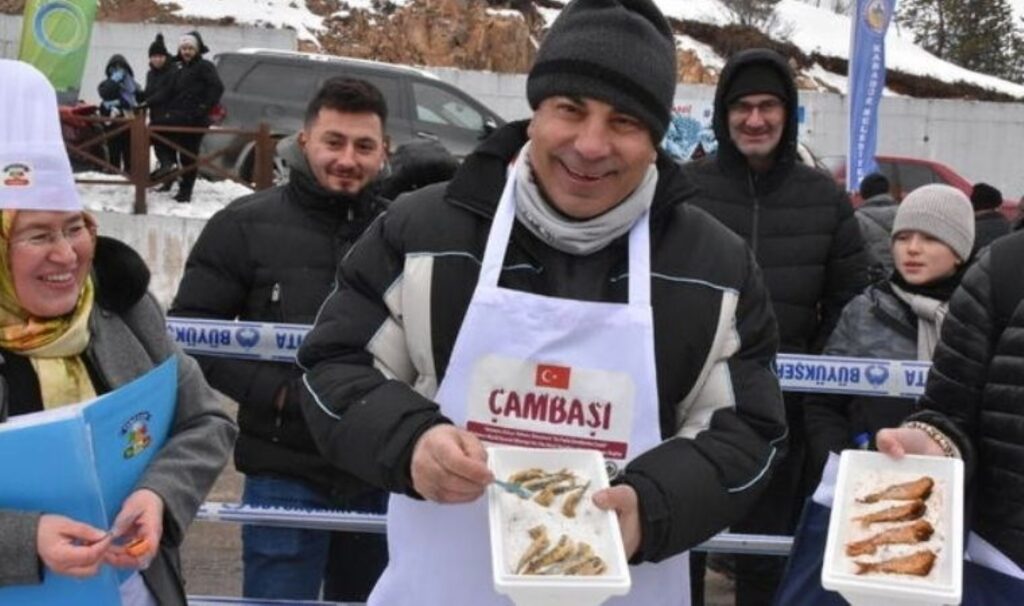 Ordu’da Guinness rekoru kırıldı: Hamsili, lahanalı dondurma 2 orduda guinness rekoru kirildi hamsili lahanali dondurma RfjlNLBt