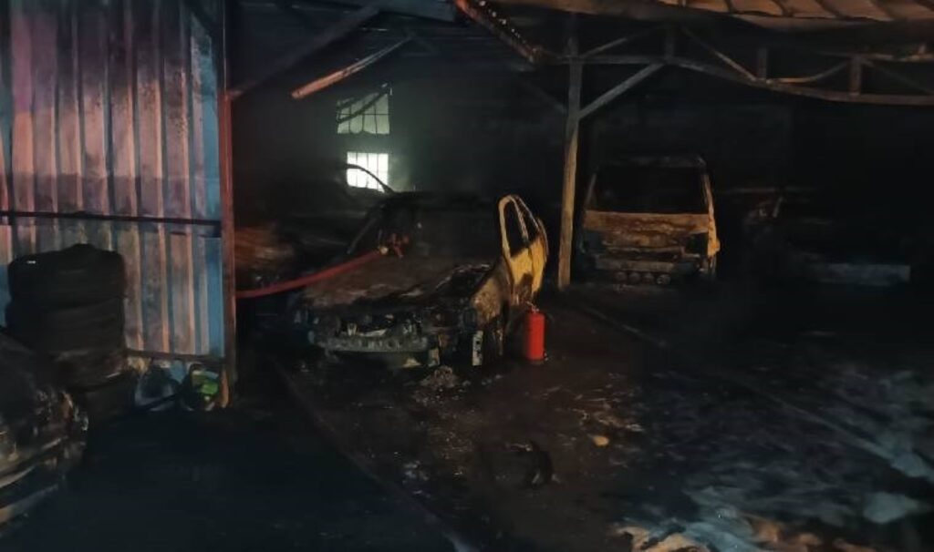 Oto galerinin park alanında yangın... Sabotaj ihtimali üzerinde duruluyor! 9 oto galerinin park alaninda yangin sabotaj ihtimali uzerinde duruluyor NJr3JwIX