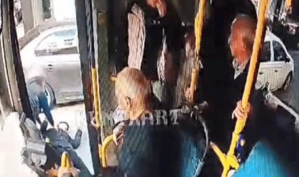 Otobüste feci olay: Kapı açılınca düşen çocuğun kafatası kırıldı! 4 otobuste feci olay kapi acilinca dusen cocugun kafatasi kirildi Sp7n8Sts
