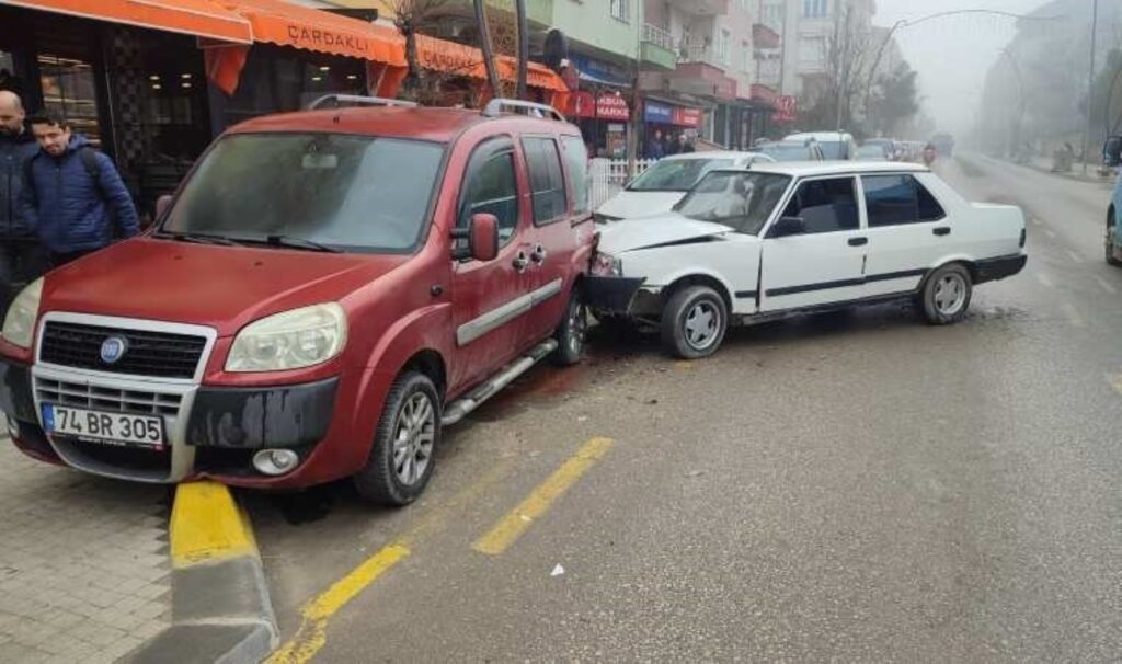 otomobil park halindeki 3 araca carpti 2 yarali vGX2U7SU