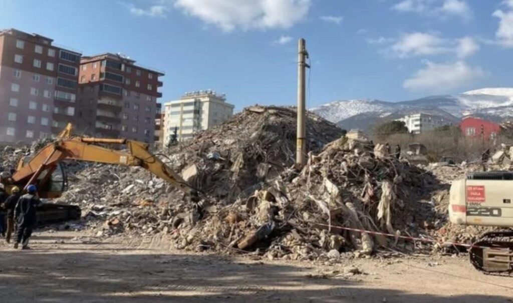 Palmiye Sitesi davasında 'kocama hali' gerekçesiyle tahliye edilen müteahhit Hacı Mehmet Ersoy'a yakalama kararı 5 palmiye sitesi davasinda kocama hali gerekcesiyle tahliye edilen muteahhit haci mehmet ersoya yakalama karari AAzc7JOt