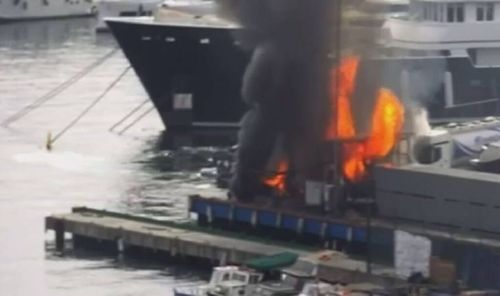 Pendik Marina'daki yakıt istasyonunda korkutan yangın! 3 pendik marinadaki yakit istasyonunda korkutan yangin zgUacnzz