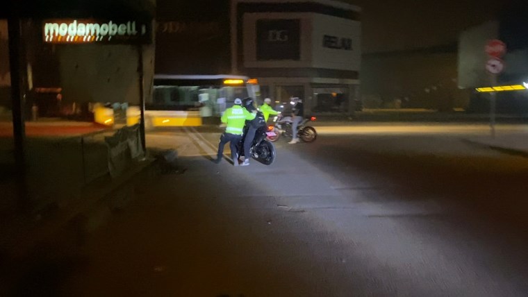 polisi yere dusurdugunu sosyal medyadan paylasti tutuklandi 0 Fj52DefO