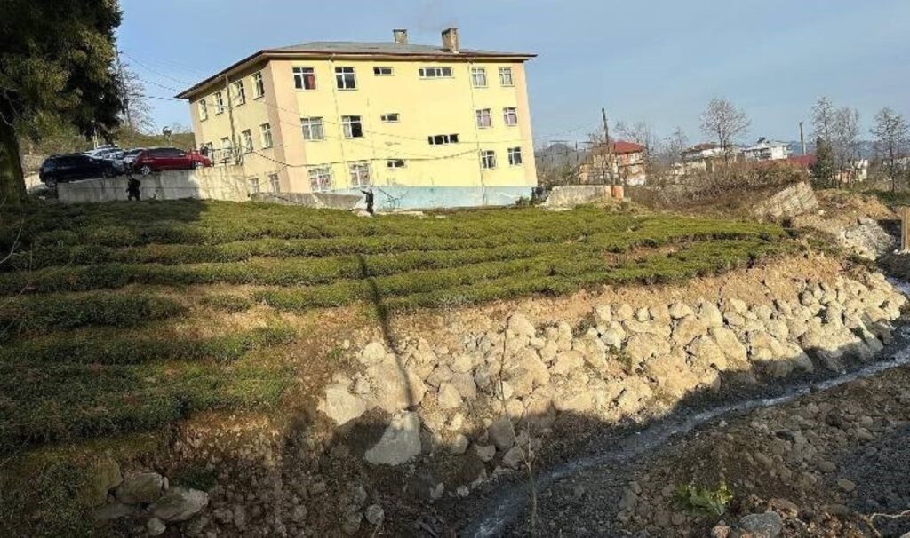 Rize'de okulda çökme tehlikesi... Eğitime ara verildi! 2 rizede okulda cokme tehlikesi egitime ara verildi APLnSvNh
