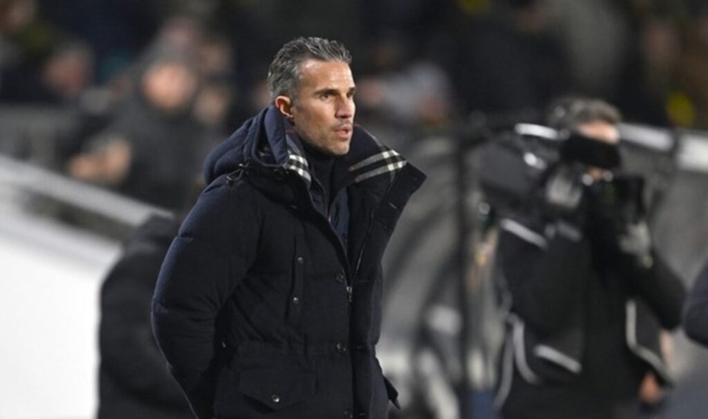robin van persie cilgina dondu hollandada buyuk skandal CgbUWMyX