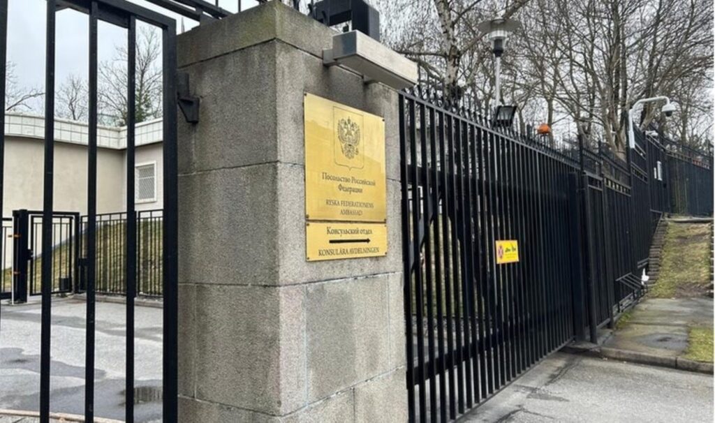 rus buyukelciligine zorla girmeye calisan adam gozaltina alindi JLGrUMaB