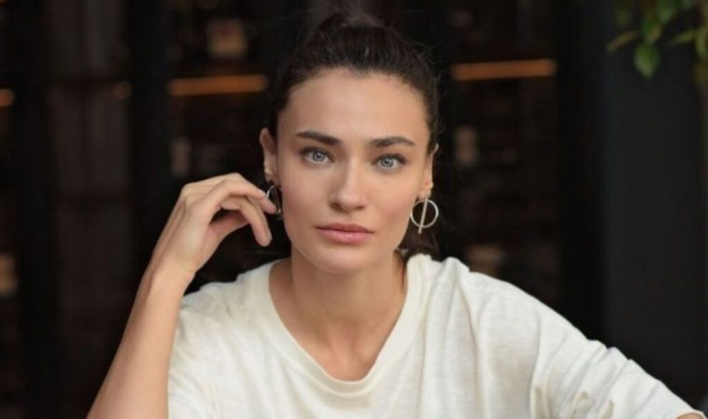 Saadet Işıl Aksoy kimdir? Saadet Işıl Aksoy'un eşi kim? Saadet Işıl Aksoy hangi filmlerde oynadı? 1 saadet isil aksoy kimdir saadet isil aksoyun esi kim saadet isil aksoy hangi filmlerde 4XW7SW8a