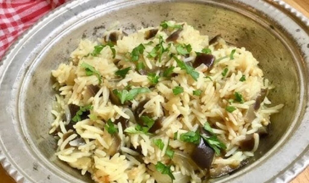 saray mutfagindan gunumuze gelen lezzet patlicanli pilav tarifi De3OqXST