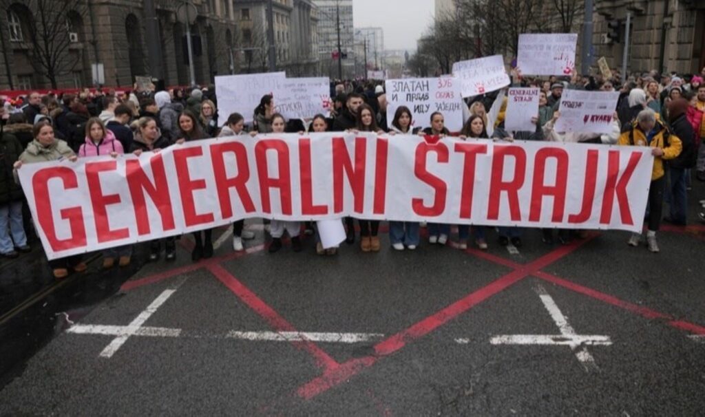 sirbistanda ogrencilerden protesto kilit kavsak trafige kapatildi CMaN2Vr7