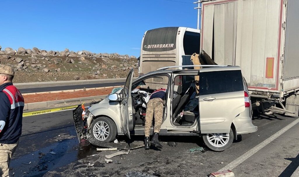 siverek diyarbakir yolunda hafif ticari arac ile tir carpisti 1 olu 1 yarali M2CPYWHw