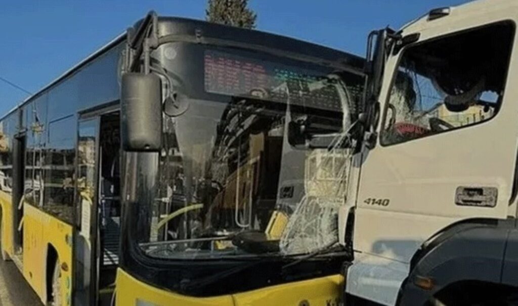 son dakika basaksehirde ayni caddede iki ayri otobus kazasi yaralilar var BzMyJOyx