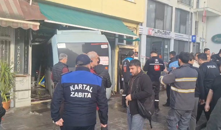 son dakika istanbulda minibus dukkana girdi yaralilar var 0