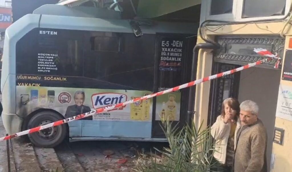 son dakika istanbulda minibus dukkana girdi yaralilar var pE7TiGVJ