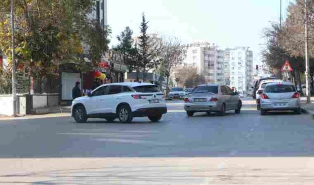 Sürekli kazaların yaşandığı kavşağa 'kasis' isteği 1 surekli kazalarin yasandigi kavsaga kasis istegi HZhkLRN3