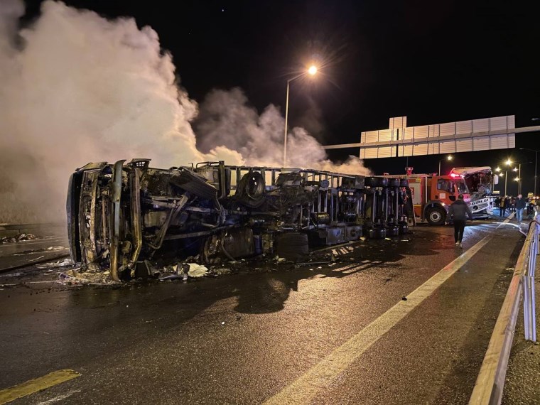 tag otoyolunda feci kaza tir ve otomobil yandi 1 olu 19 yarali 0 jO5aK4C1