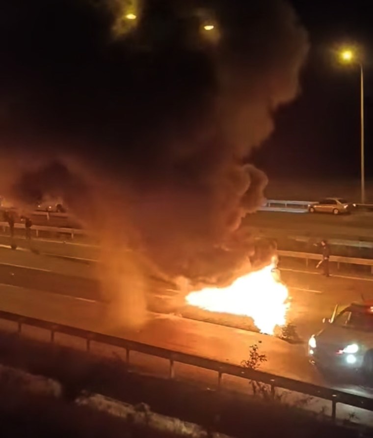 tag otoyolunda feci kaza tir ve otomobil yandi 1 olu 19 yarali 2 p5eJqHUw
