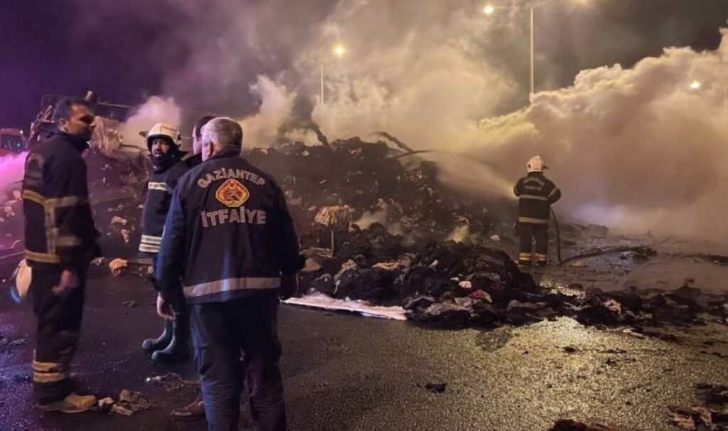 tag otoyolunda feci kaza tir ve otomobil yandi 1 olu 19 yarali Mu8NSFqr