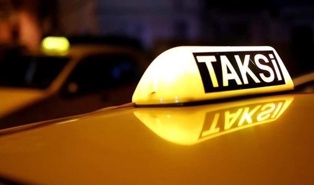 Taksiciden '235 bin lira dolandırıldım' iddiası: 'Telefonunuzu sakın kimseye vermeyin' 2 taksiciden 235 bin lira dolandirildim iddiasi telefonunuzu sakin kimseye vermeyin Upnd9DMk
