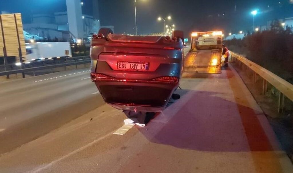 temde feci kaza bariyere carpan cip devrildi olu ve yarali var SY3vKlGp