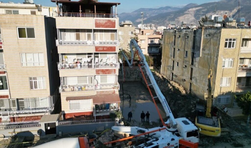Temel kazısında zarar gördü: Bina boşaltıldı 1 temel kazisinda zarar gordu bina bosaltildi Ob4Sm6gt