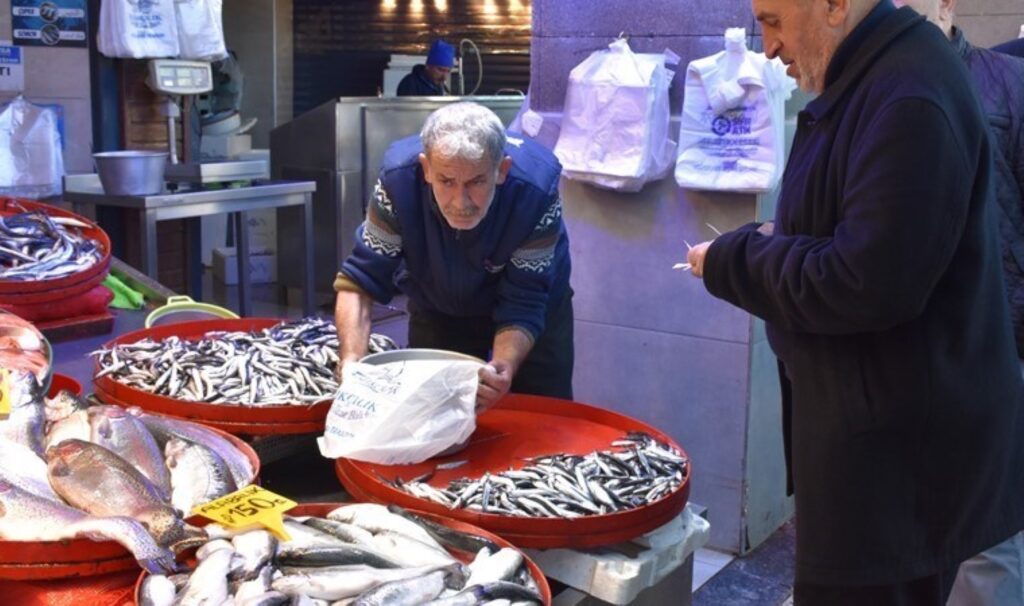 tezgahlar senlendi kilosu 100 liradan rekabet ediyorlar 4kSqFXBE