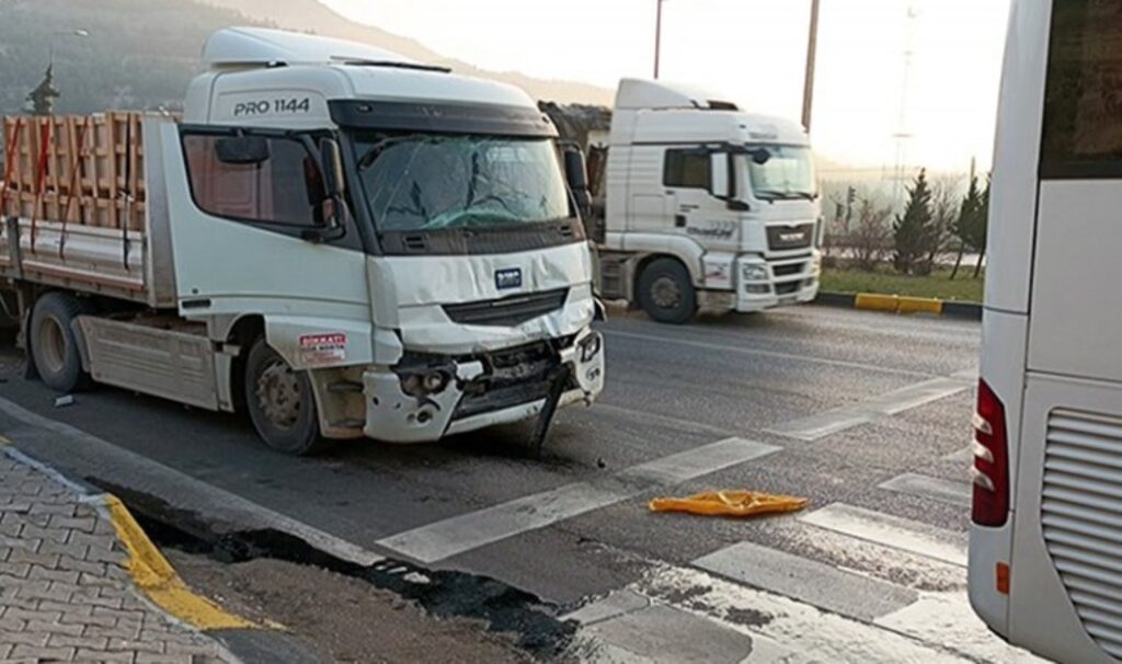 tir cezaevi personel servisine carpti yaralilar var EvXBEwrA