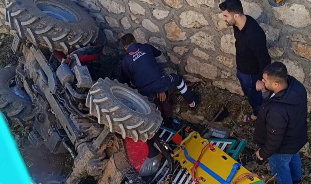 traktor dere yatagina devrildi surucu yaralandi UYGfFb3m